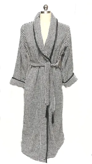 FABULOUS SOPHISTICATED VINTAGE I. MAGNIN BLACK & WHITE HOUNDSTOOTH ROBE WITH TASSEL BELT