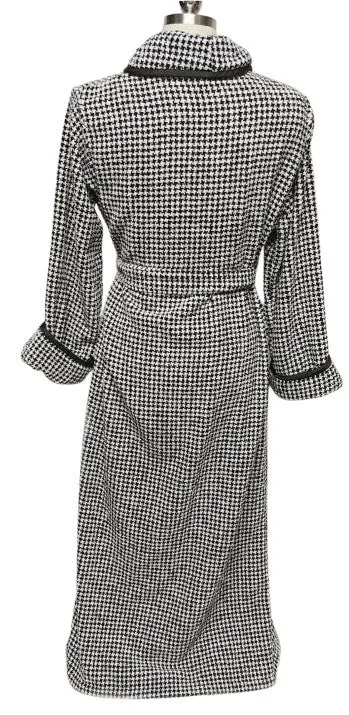 FABULOUS SOPHISTICATED VINTAGE I. MAGNIN BLACK & WHITE HOUNDSTOOTH ROBE WITH TASSEL BELT