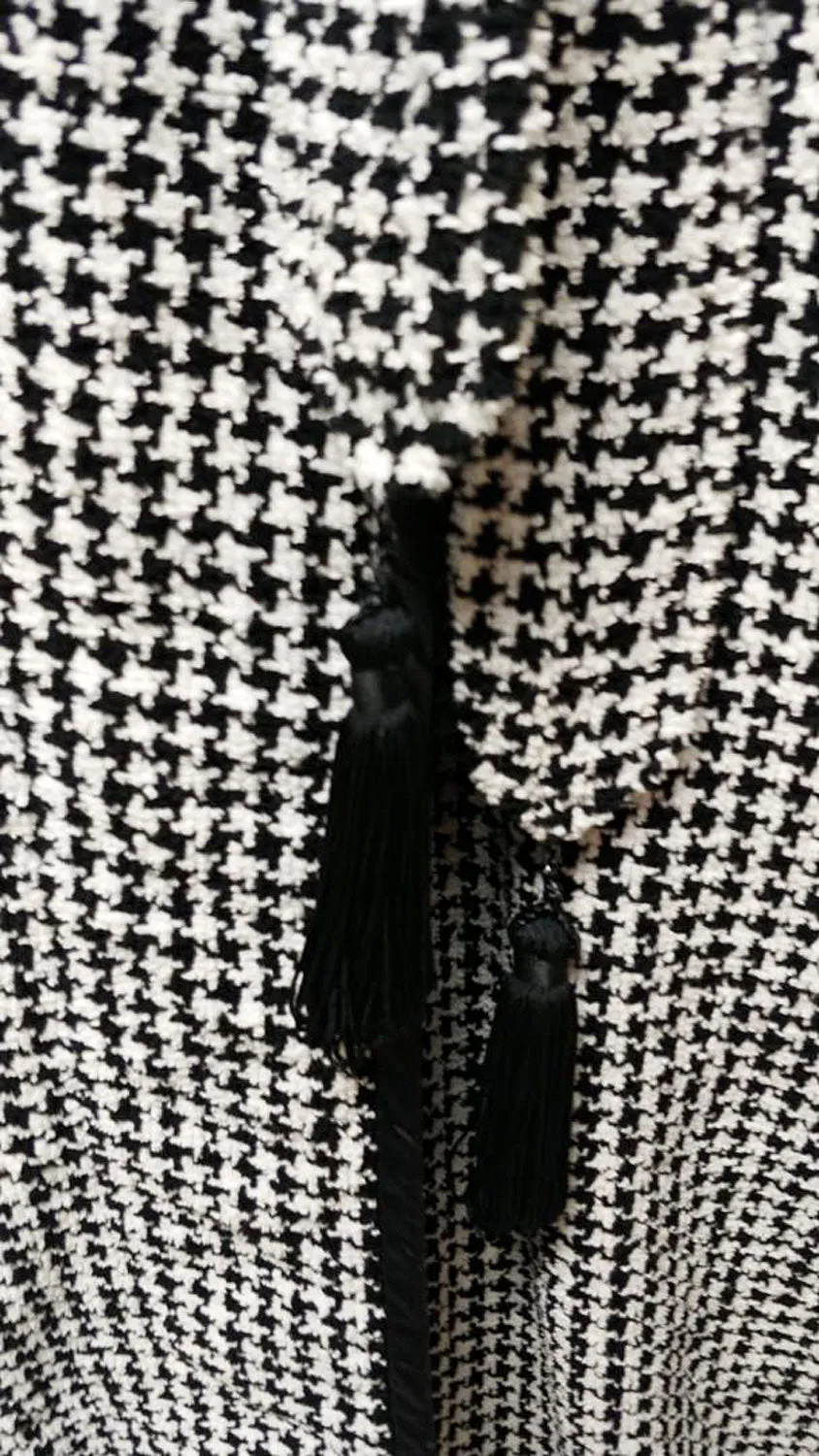 FABULOUS SOPHISTICATED VINTAGE I. MAGNIN BLACK & WHITE HOUNDSTOOTH ROBE WITH TASSEL BELT