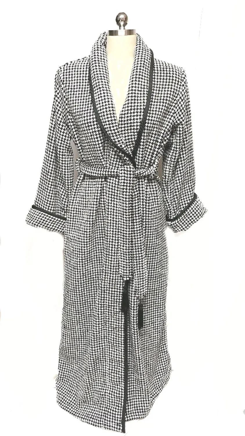 FABULOUS SOPHISTICATED VINTAGE I. MAGNIN BLACK & WHITE HOUNDSTOOTH ROBE WITH TASSEL BELT