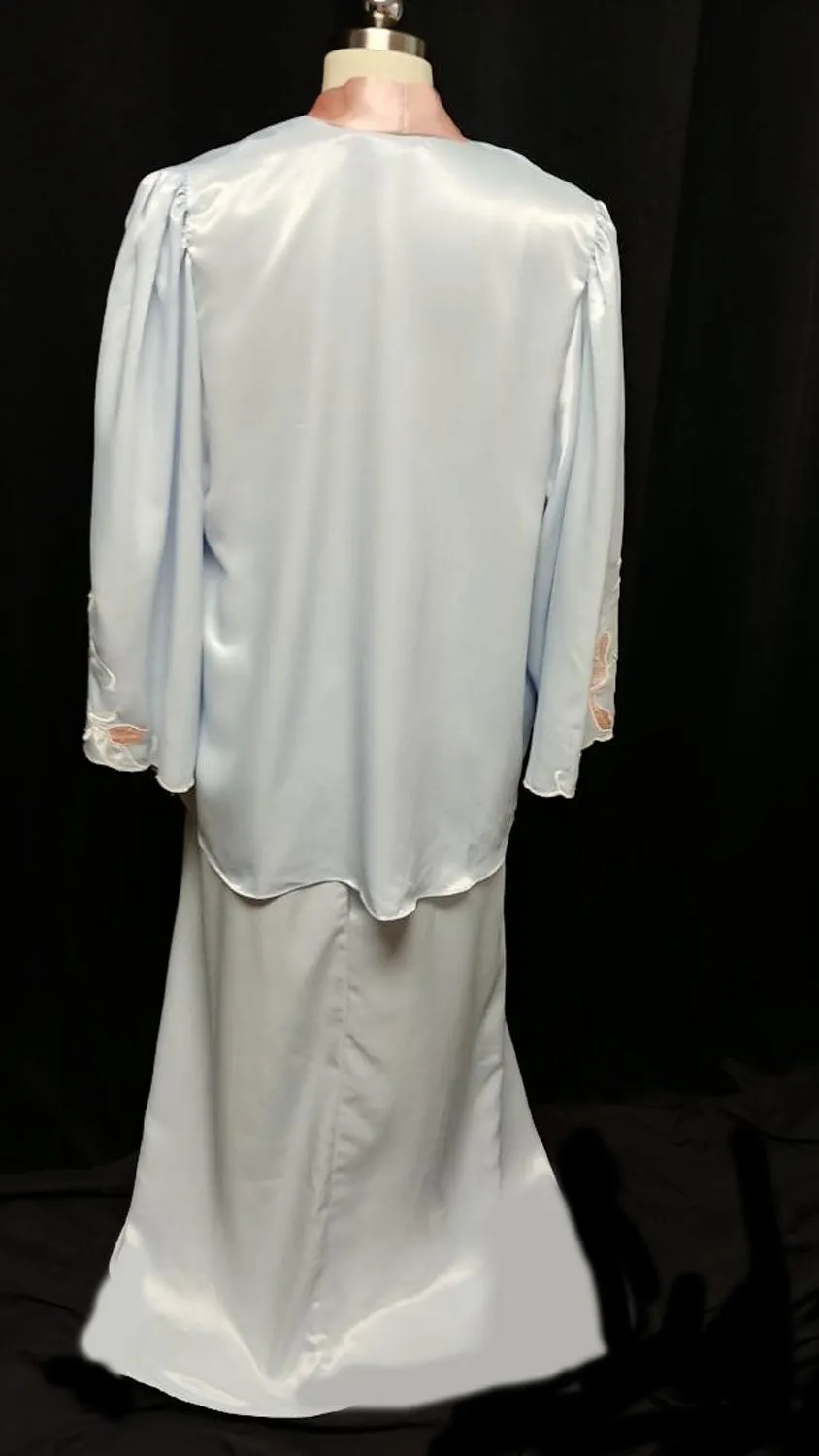 *VINTAGE NATORI BLUE & PEACH SATIN PEIGNOIR & NIGHTGOWN ADORNED WITH APPLIQUES